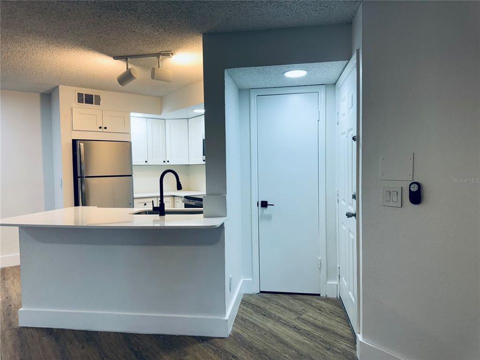 For Rent: $1,550 (1 beds, 1 baths, 735 Square Feet)