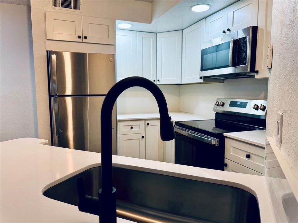For Rent: $1,550 (1 beds, 1 baths, 735 Square Feet)