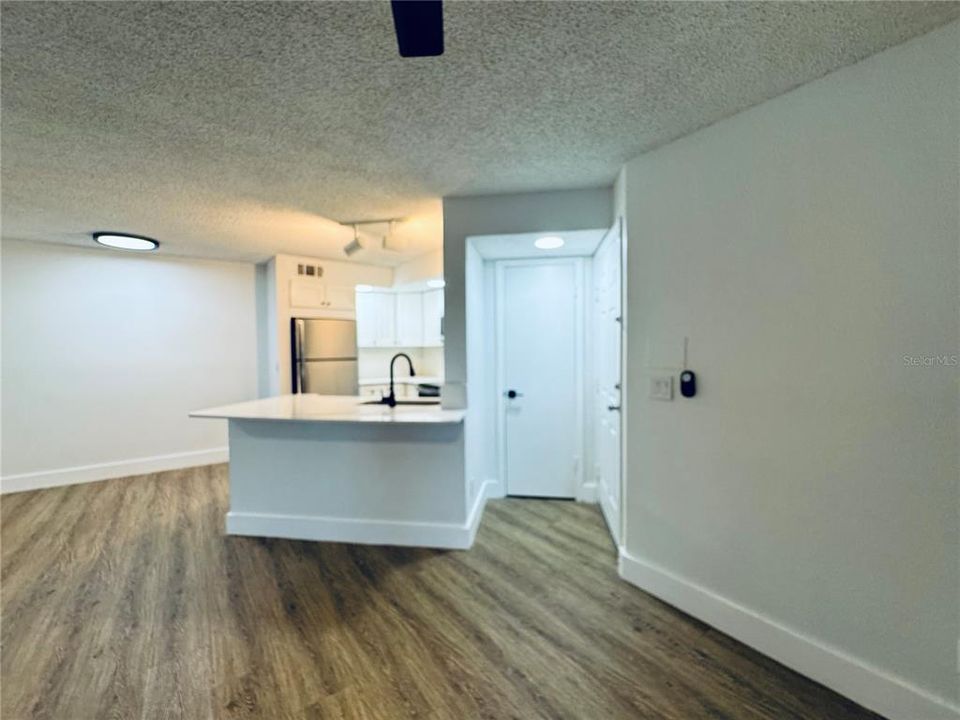 For Rent: $1,550 (1 beds, 1 baths, 735 Square Feet)