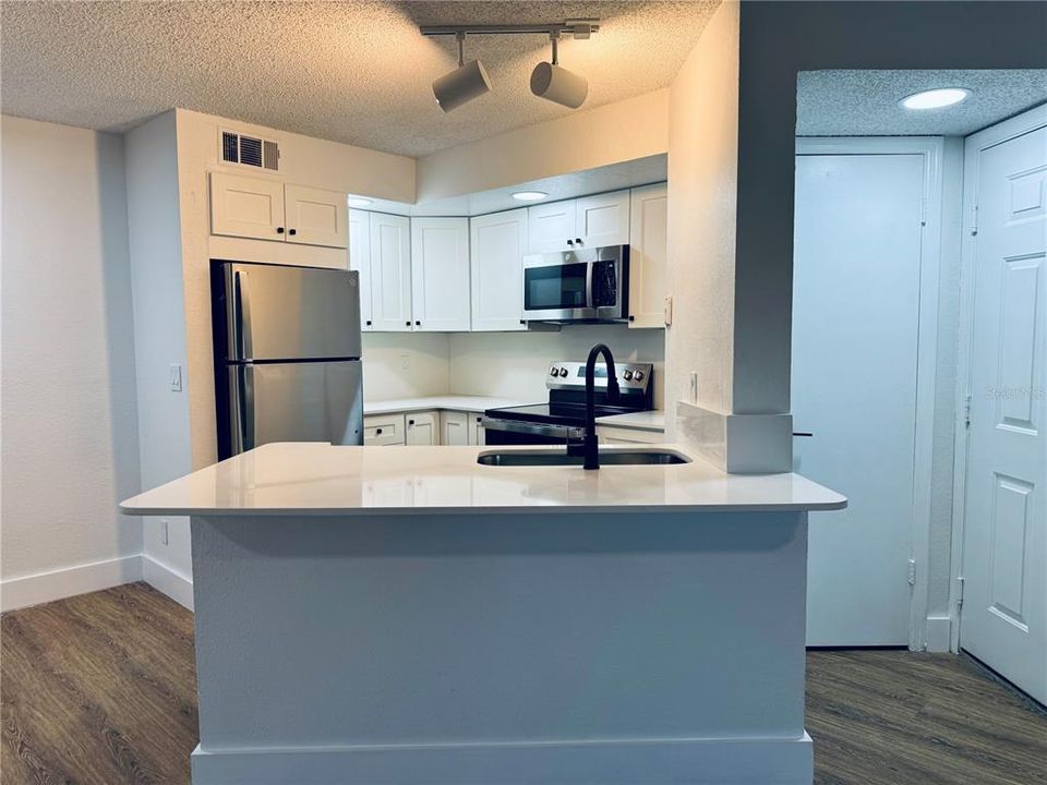 For Rent: $1,550 (1 beds, 1 baths, 735 Square Feet)