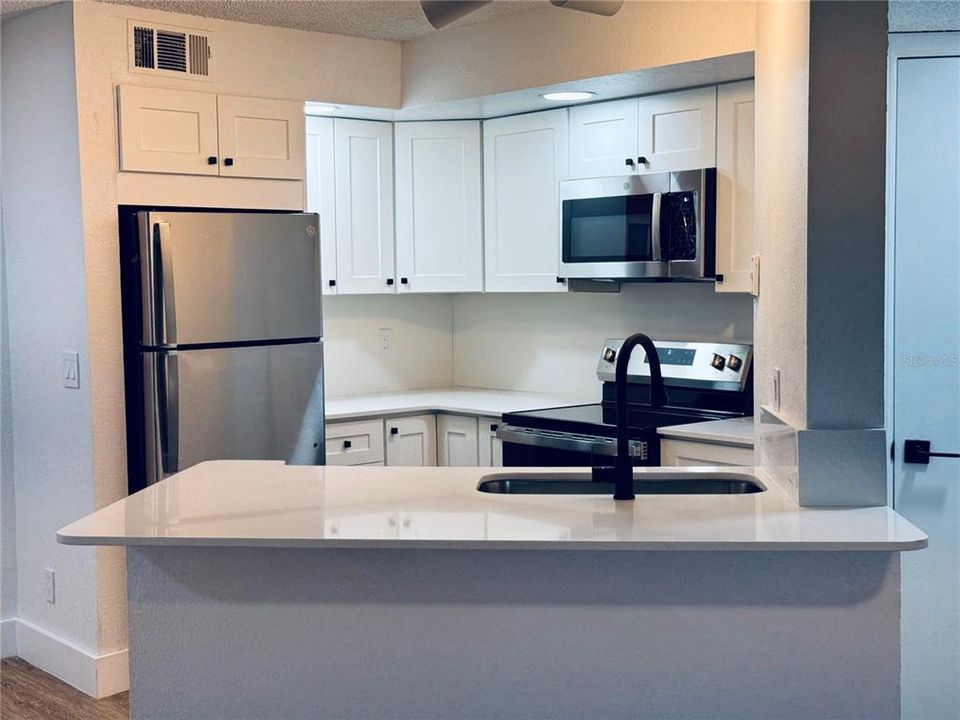 For Rent: $1,550 (1 beds, 1 baths, 735 Square Feet)