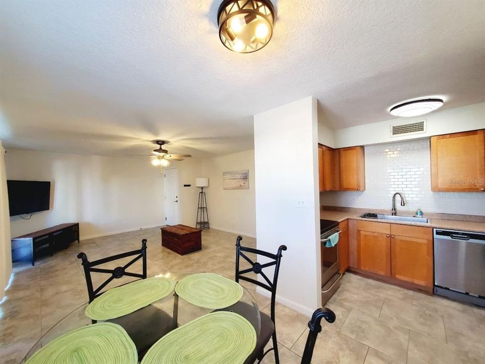For Rent: $2,145 (2 beds, 1 baths, 774 Square Feet)