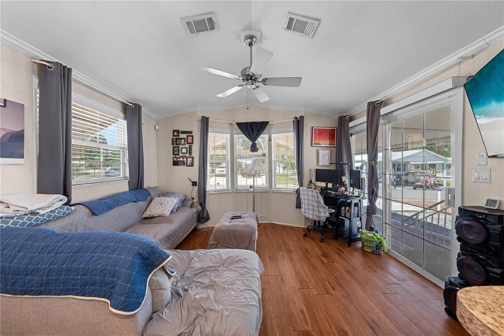 For Sale: $115,000 (1 beds, 1 baths, 518 Square Feet)