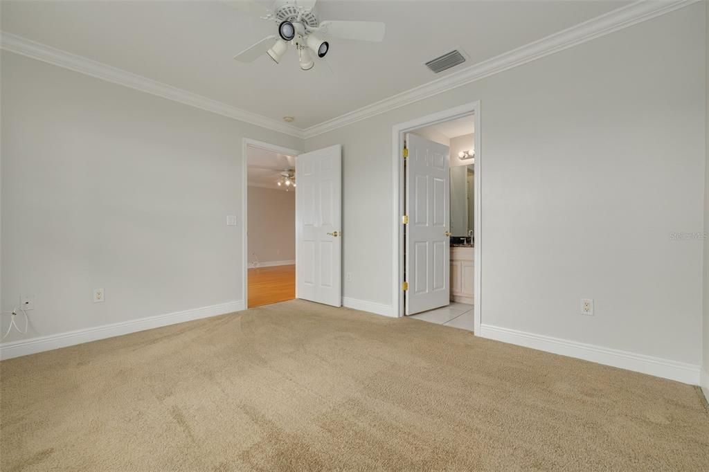 For Sale: $259,000 (2 beds, 2 baths, 987 Square Feet)
