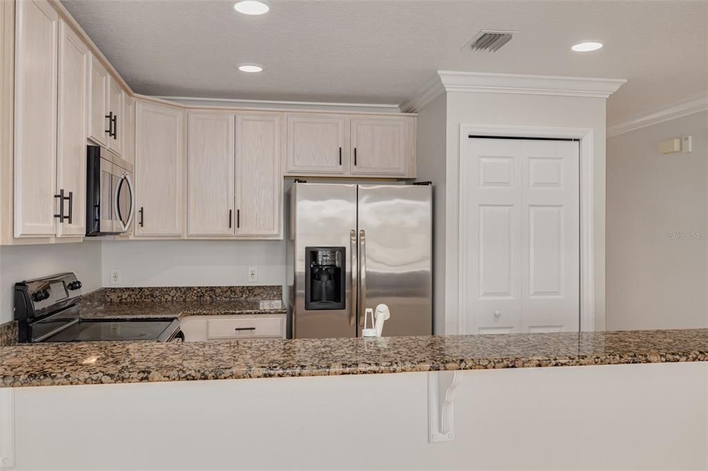For Sale: $259,000 (2 beds, 2 baths, 987 Square Feet)
