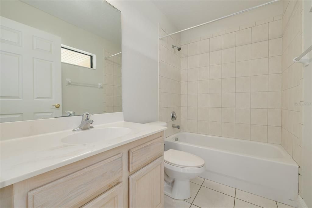 For Sale: $259,000 (2 beds, 2 baths, 987 Square Feet)