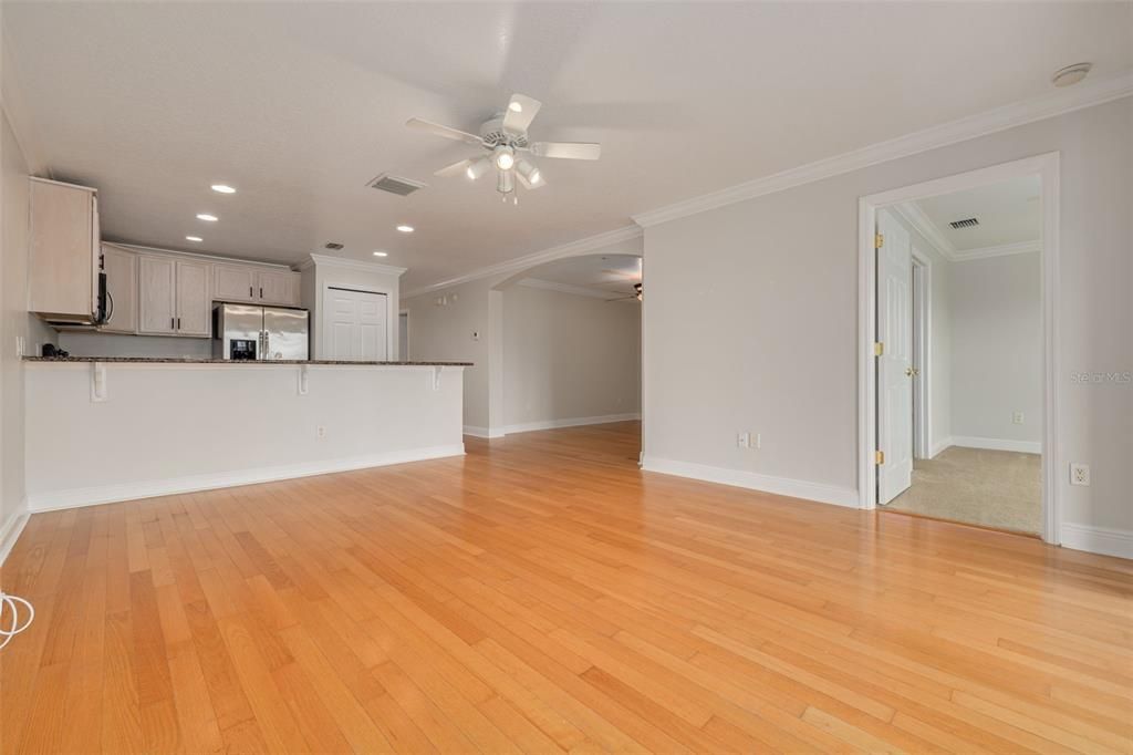 For Sale: $259,000 (2 beds, 2 baths, 987 Square Feet)