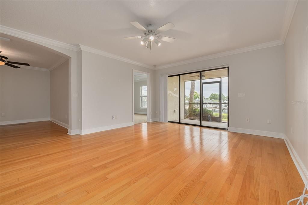 For Sale: $259,000 (2 beds, 2 baths, 987 Square Feet)