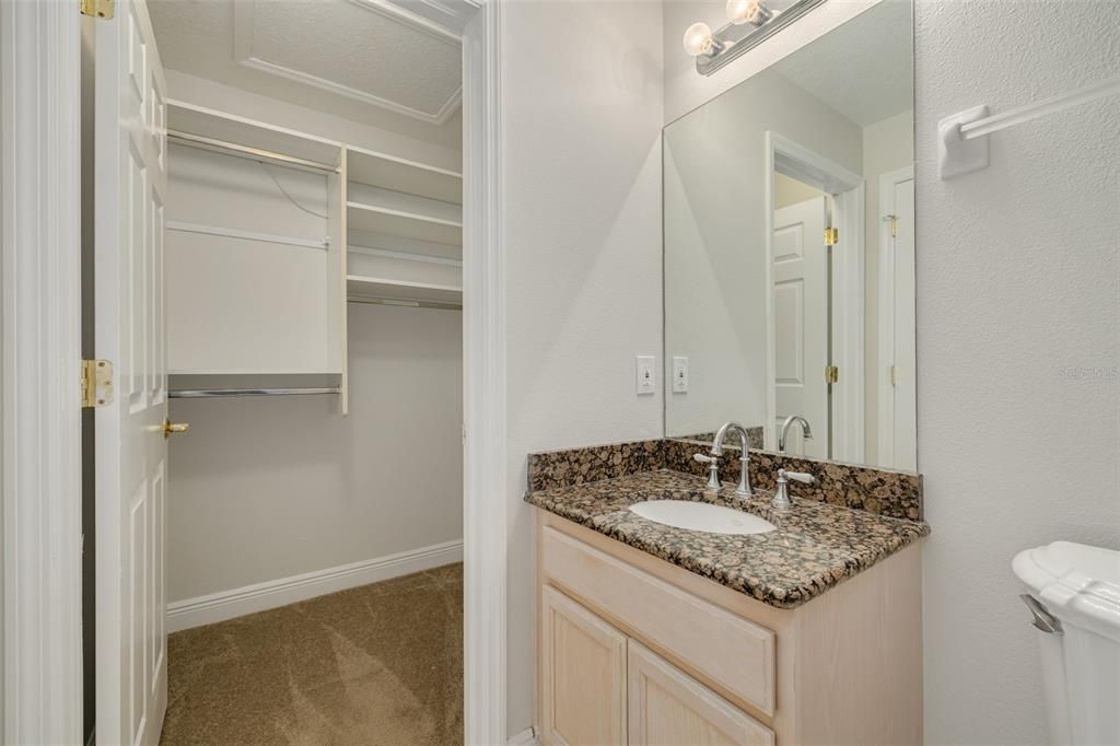 For Sale: $259,000 (2 beds, 2 baths, 987 Square Feet)