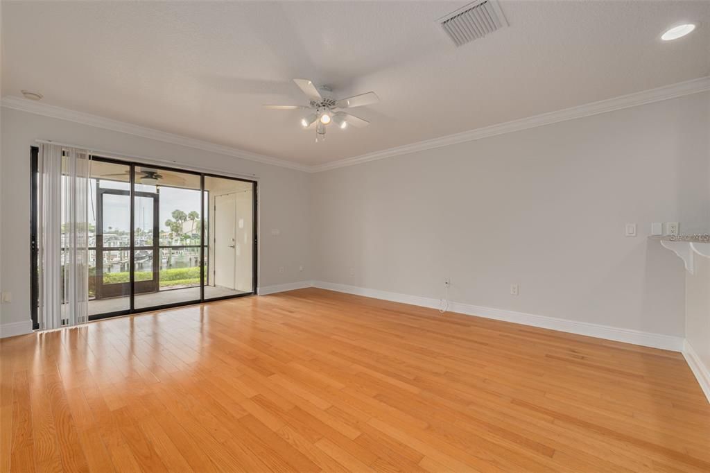 For Sale: $259,000 (2 beds, 2 baths, 987 Square Feet)