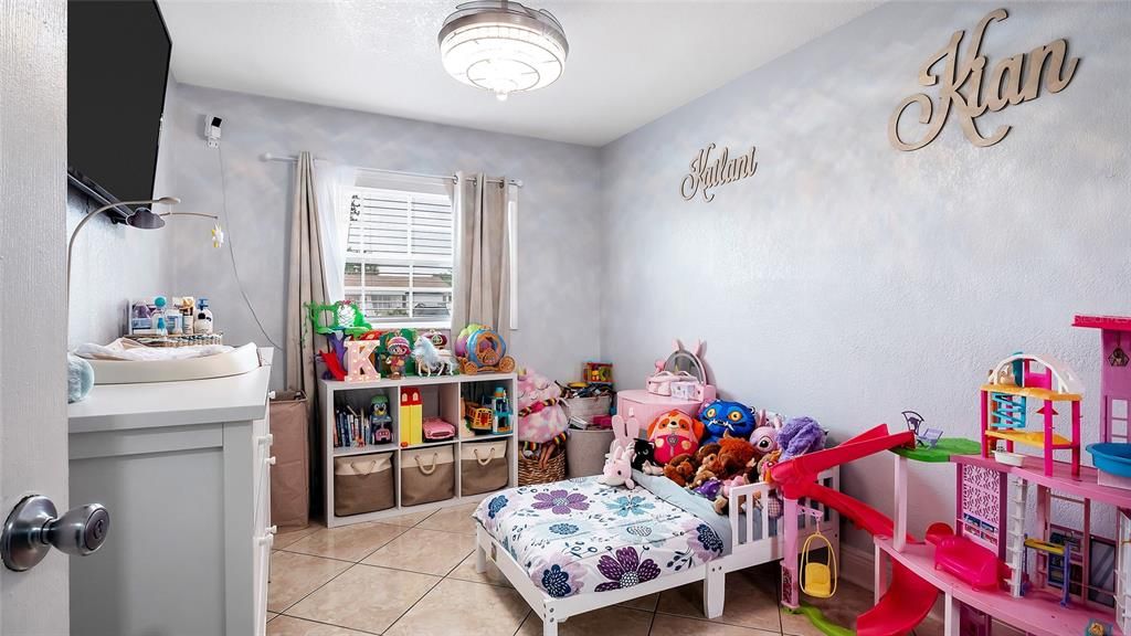 For Sale: $470,000 (5 beds, 4 baths, 1857 Square Feet)