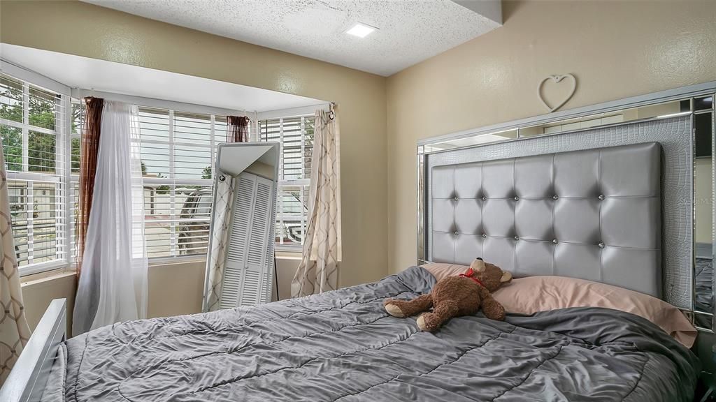 For Sale: $470,000 (5 beds, 4 baths, 1857 Square Feet)