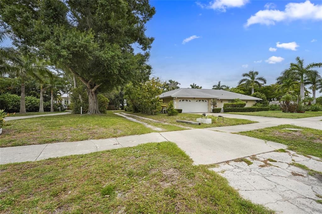 For Sale: $1,700,000 (3 beds, 1 baths, 1730 Square Feet)