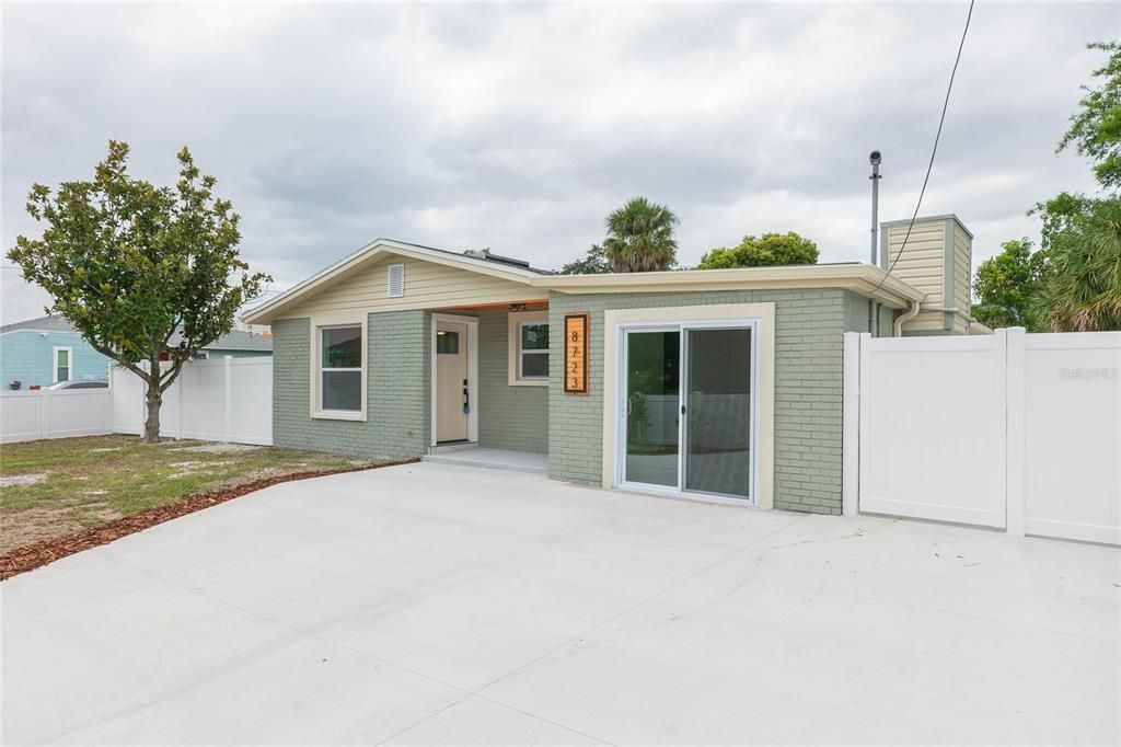For Sale: $410,000 (4 beds, 2 baths, 1360 Square Feet)