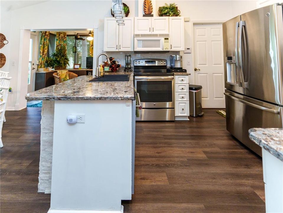 For Sale: $298,000 (2 beds, 2 baths, 1357 Square Feet)