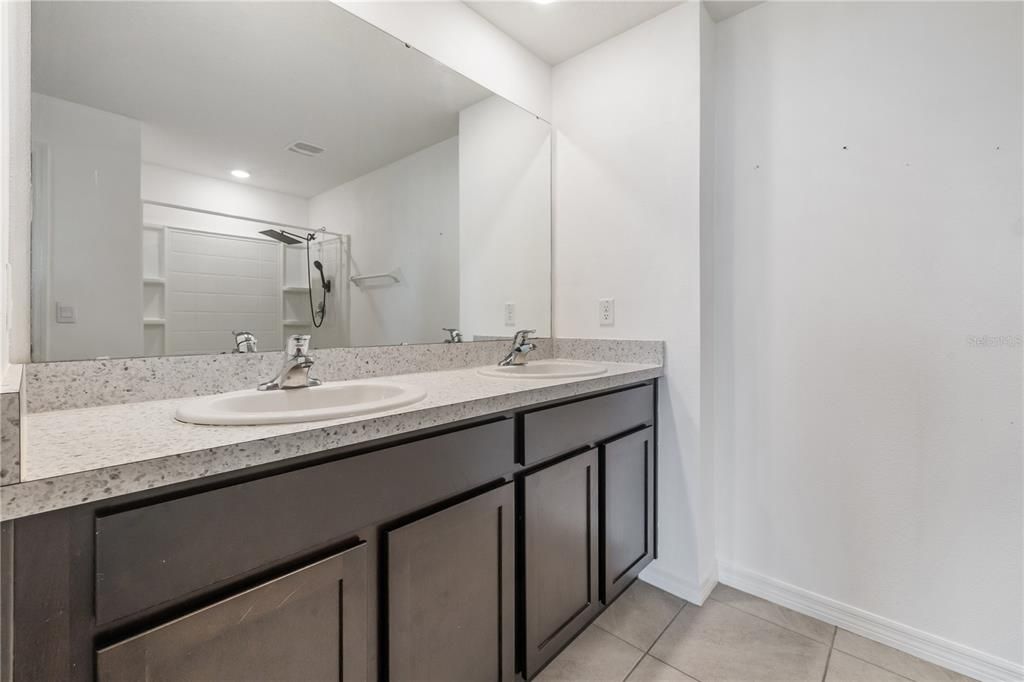 For Sale: $415,000 (5 beds, 3 baths, 2522 Square Feet)