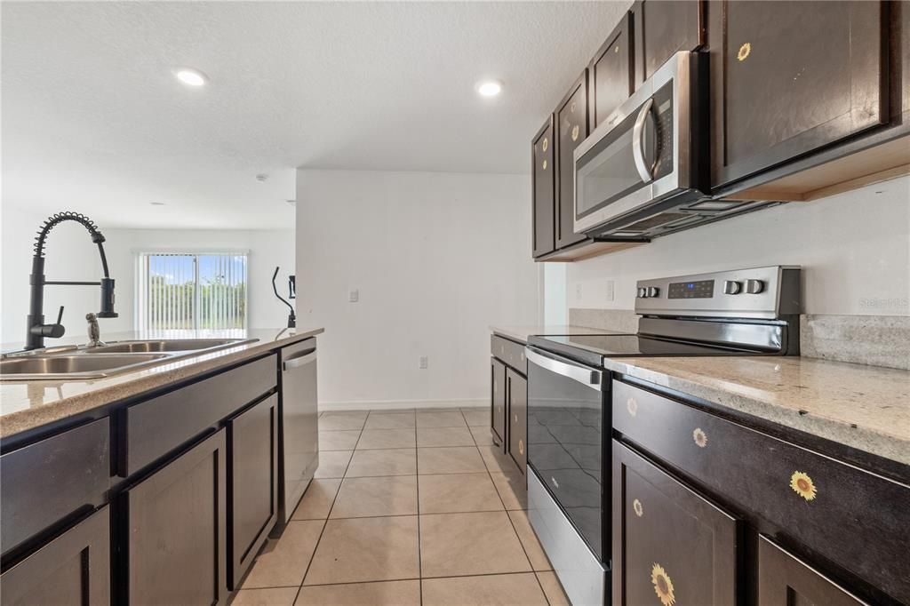 For Sale: $415,000 (5 beds, 3 baths, 2522 Square Feet)