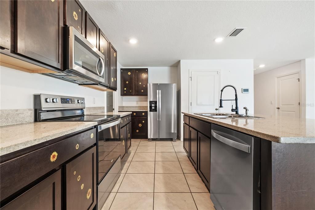 For Sale: $415,000 (5 beds, 3 baths, 2522 Square Feet)