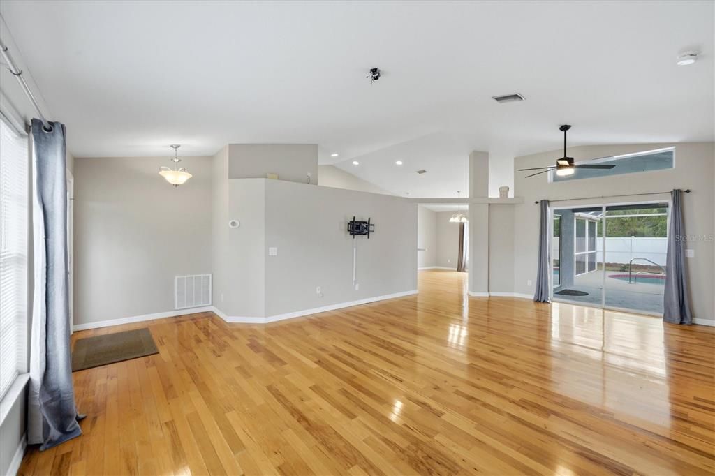 For Sale: $399,000 (3 beds, 2 baths, 1672 Square Feet)