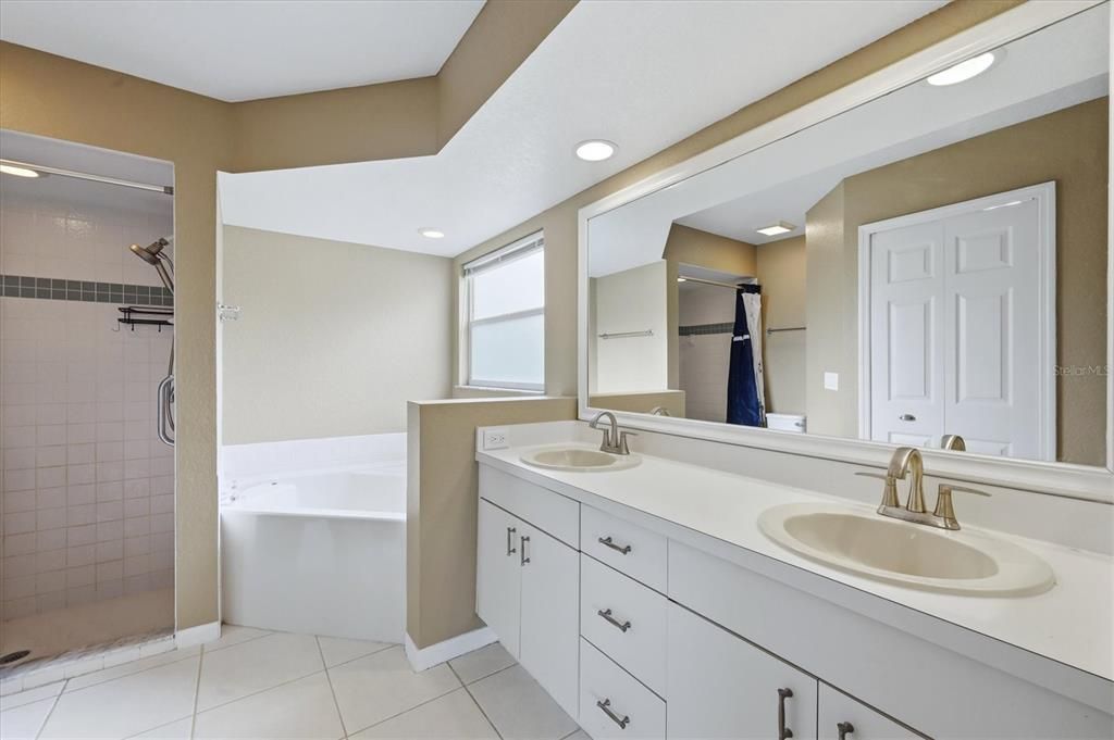 For Sale: $399,000 (3 beds, 2 baths, 1672 Square Feet)