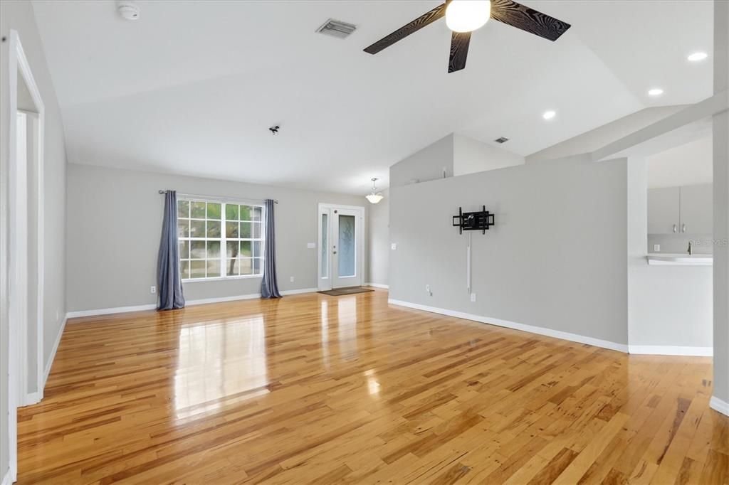 For Sale: $399,000 (3 beds, 2 baths, 1672 Square Feet)