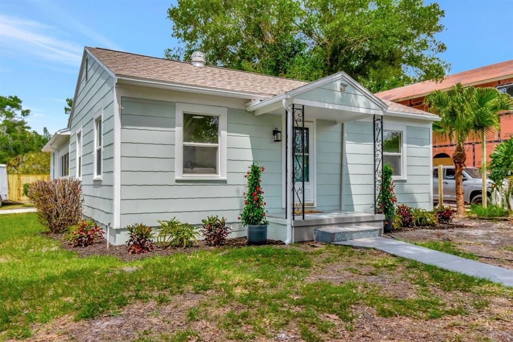 For Rent: $2,950 (4 beds, 2 baths, 1404 Square Feet)