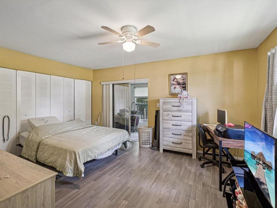 For Sale: $95,000 (1 beds, 1 baths, 779 Square Feet)