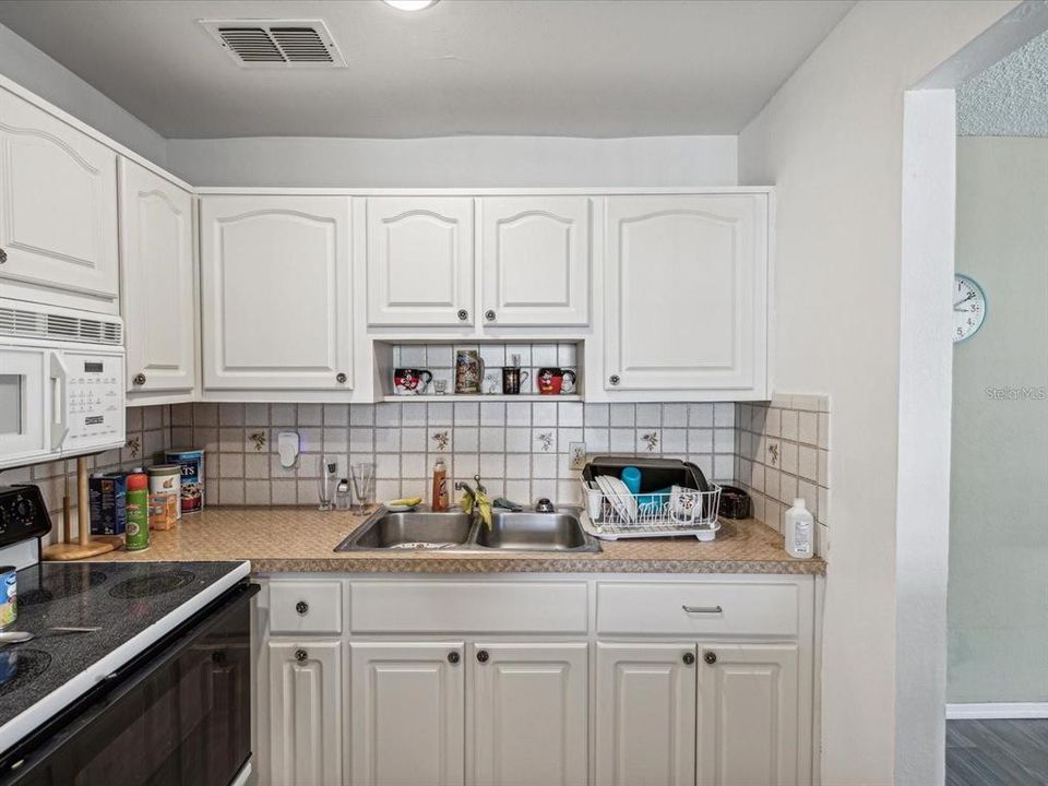 For Sale: $95,000 (1 beds, 1 baths, 779 Square Feet)