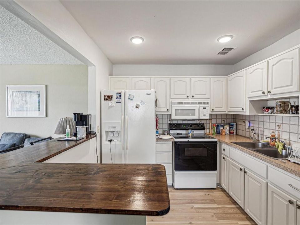 For Sale: $95,000 (1 beds, 1 baths, 779 Square Feet)
