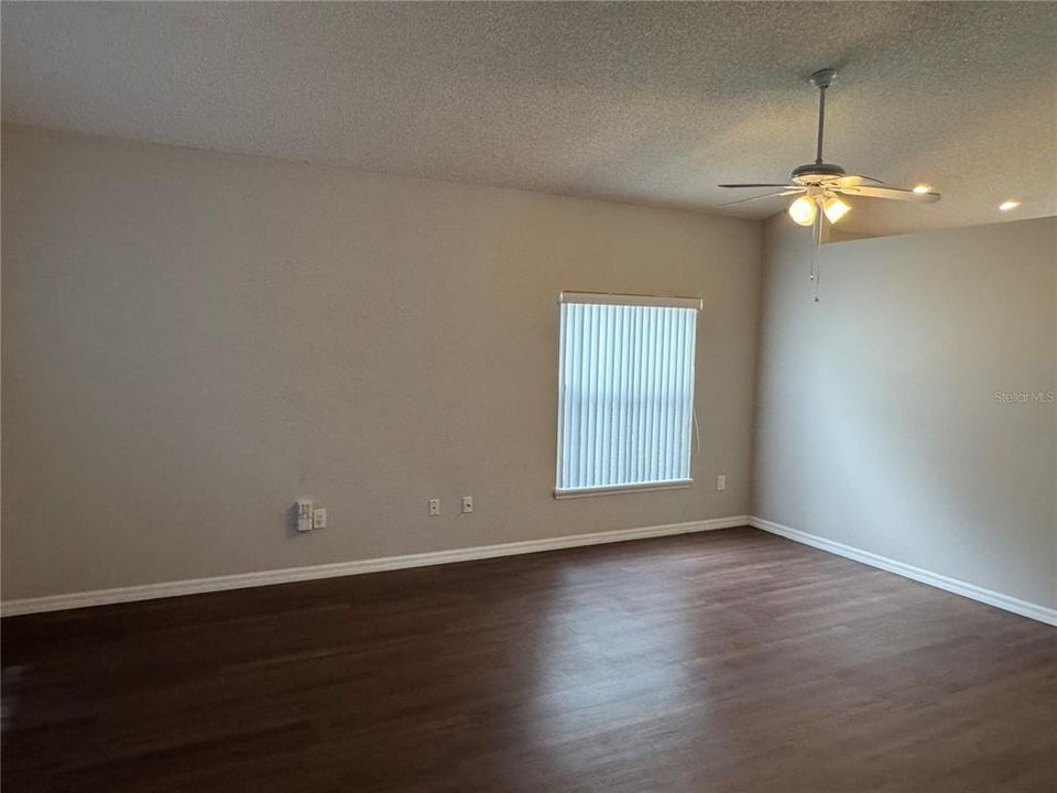 For Rent: $2,595 (4 beds, 2 baths, 1709 Square Feet)