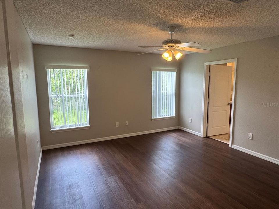 For Rent: $2,595 (4 beds, 2 baths, 1709 Square Feet)