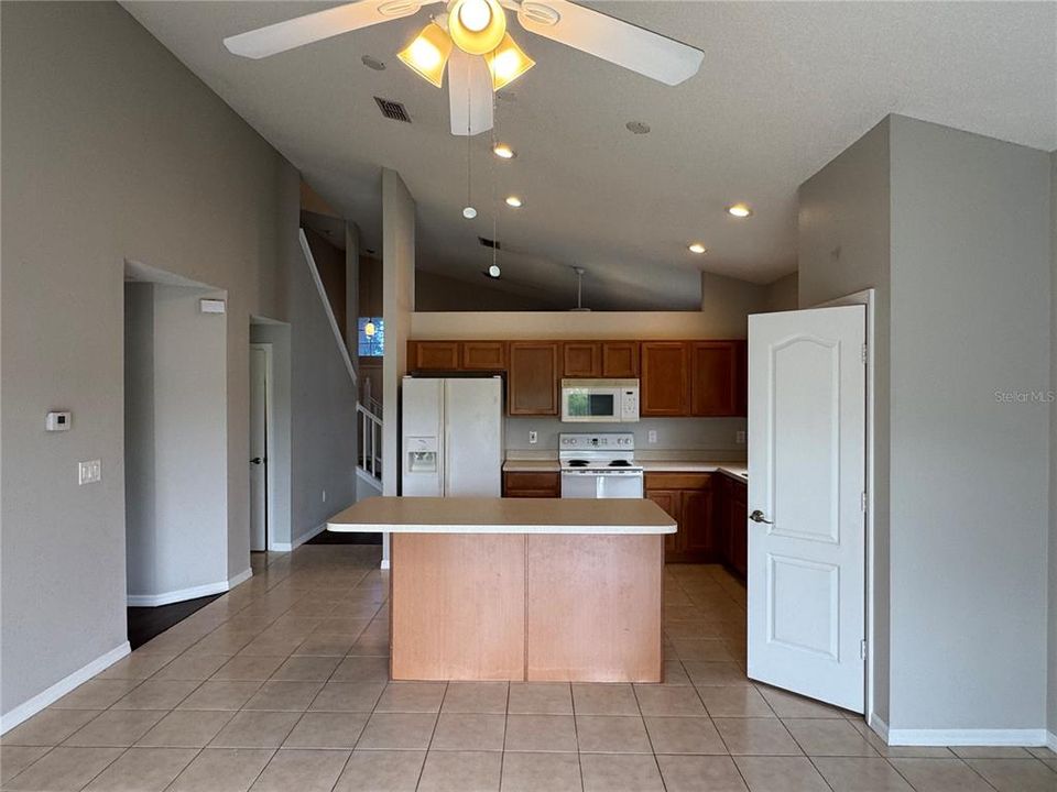 For Rent: $2,595 (4 beds, 2 baths, 1709 Square Feet)