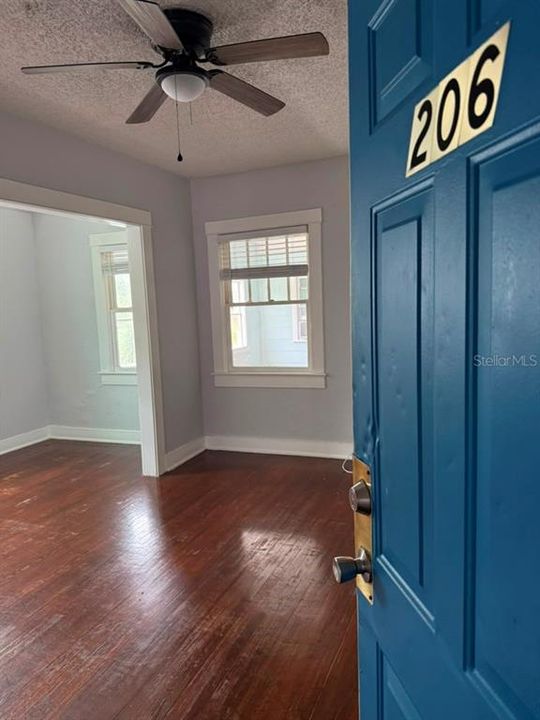 For Rent: $1,295 (1 beds, 1 baths, 550 Square Feet)