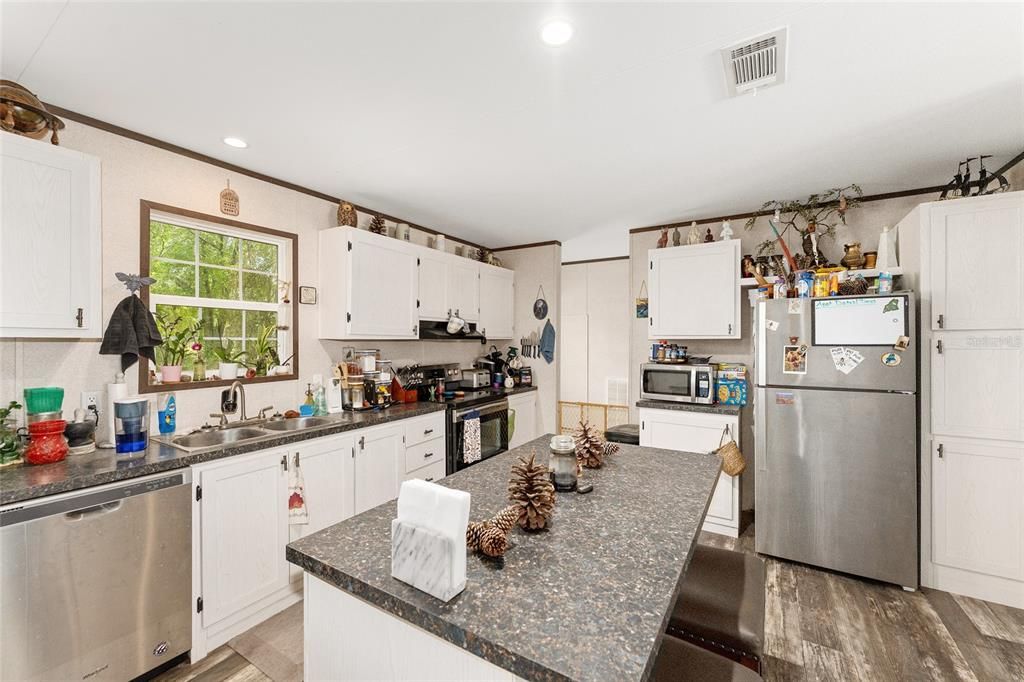 For Sale: $320,000 (3 beds, 2 baths, 1568 Square Feet)