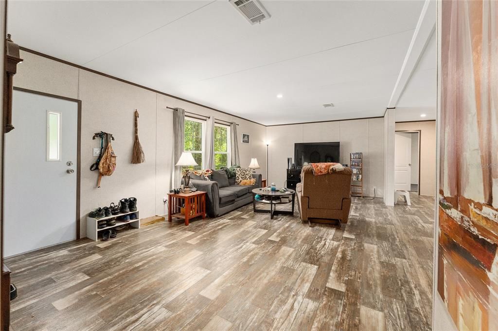 For Sale: $320,000 (3 beds, 2 baths, 1568 Square Feet)