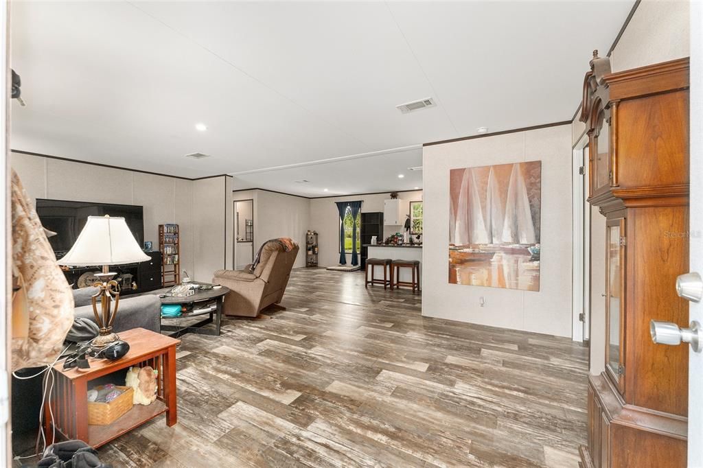 For Sale: $320,000 (3 beds, 2 baths, 1568 Square Feet)