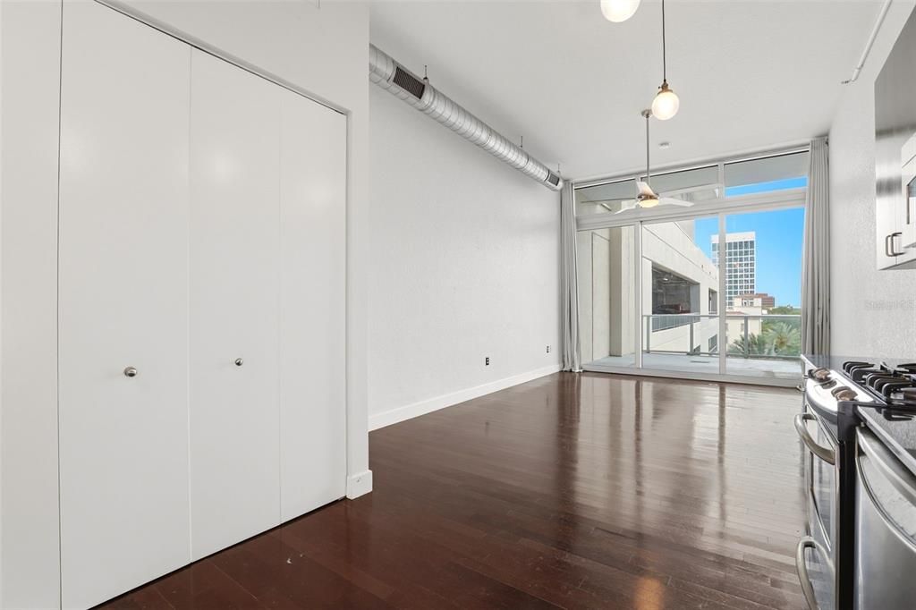 For Rent: $1,750 (0 beds, 1 baths, 525 Square Feet)