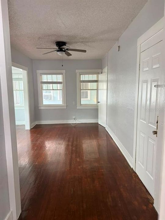 For Rent: $1,295 (1 beds, 1 baths, 550 Square Feet)
