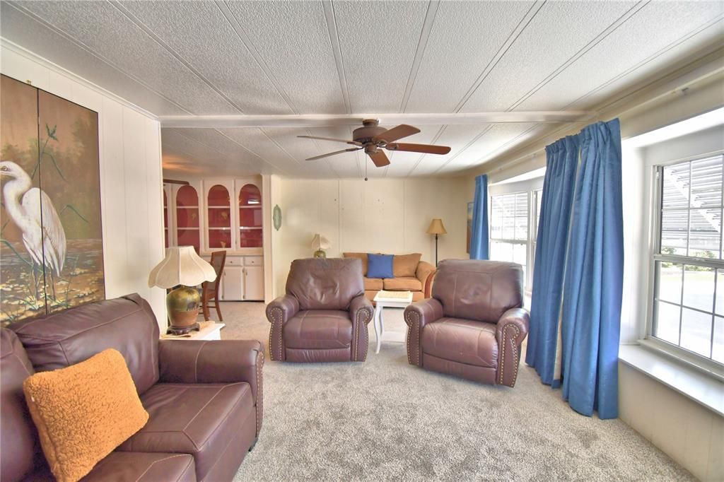 For Sale: $129,000 (2 beds, 2 baths, 1344 Square Feet)