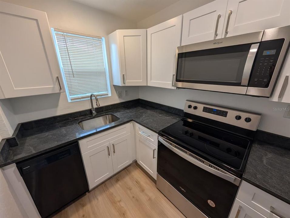 For Rent: $1,950 (1 beds, 1 baths, 550 Square Feet)
