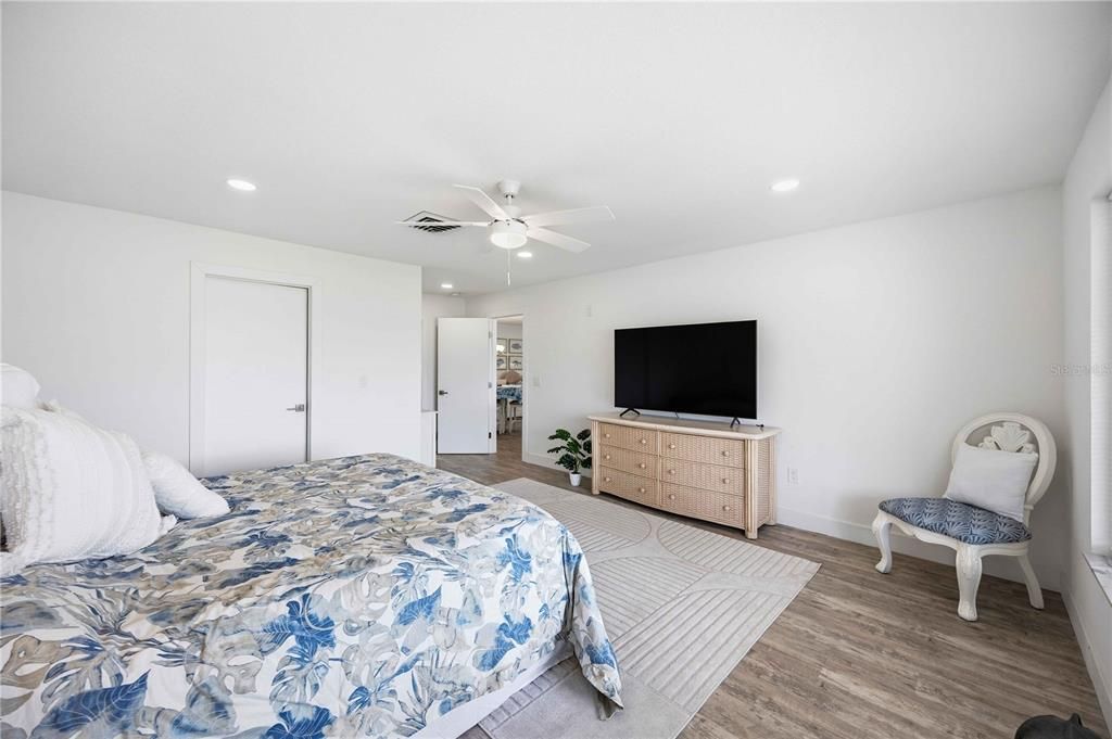 For Sale: $799,500 (3 beds, 2 baths, 2464 Square Feet)