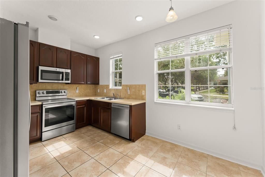 For Sale: $350,000 (2 beds, 2 baths, 1375 Square Feet)