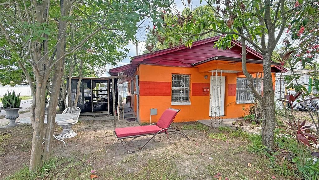 For Sale: $250,000 (2 beds, 1 baths, 1072 Square Feet)
