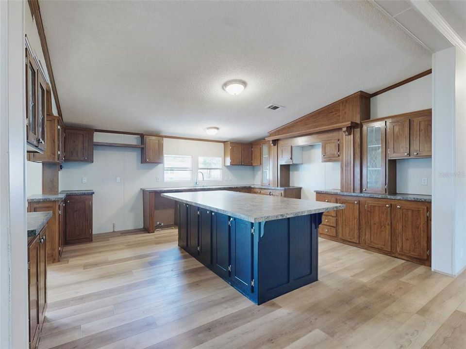 На продажу: $228,900 (4 спален, 2 ванн, 2356 Квадратных фут)
