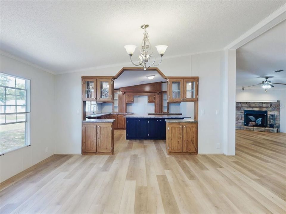На продажу: $228,900 (4 спален, 2 ванн, 2356 Квадратных фут)