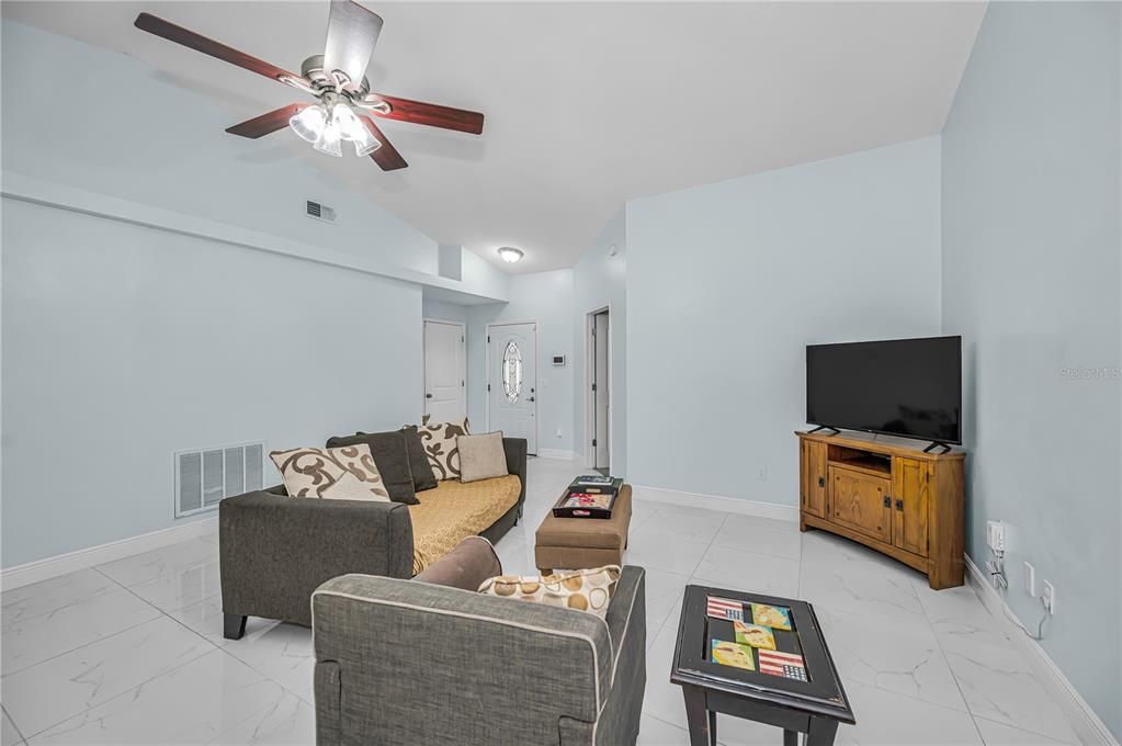For Sale: $309,900 (3 beds, 2 baths, 1277 Square Feet)