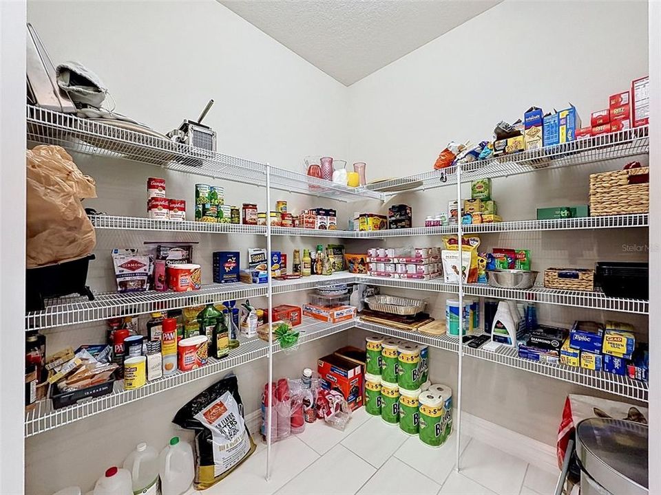 Activo con contrato: $535,000 (4 camas, 2 baños, 2658 Pies cuadrados)
