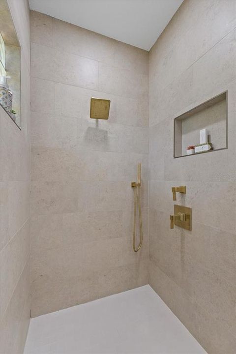 En Venta: $2,150,000 (5 camas, 4 baños, 4184 Pies cuadrados)