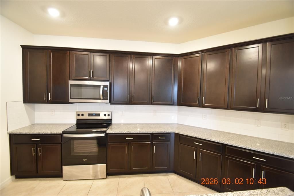 For Rent: $2,695 (4 beds, 2 baths, 1989 Square Feet)