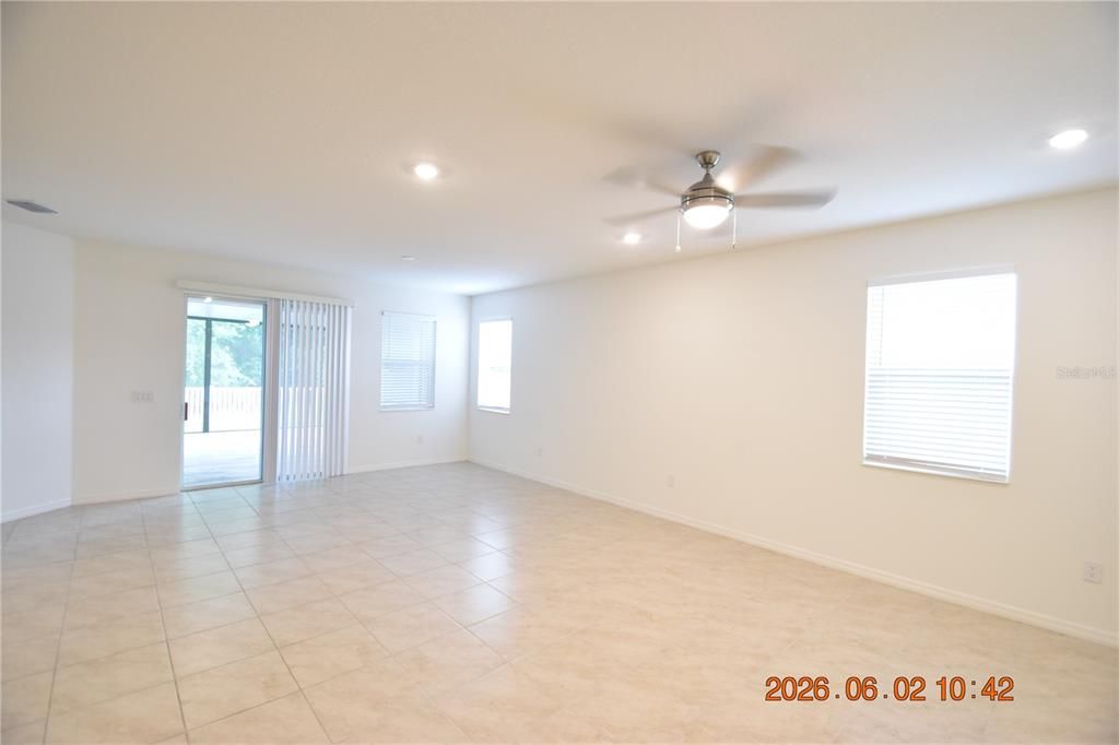 For Rent: $2,695 (4 beds, 2 baths, 1989 Square Feet)